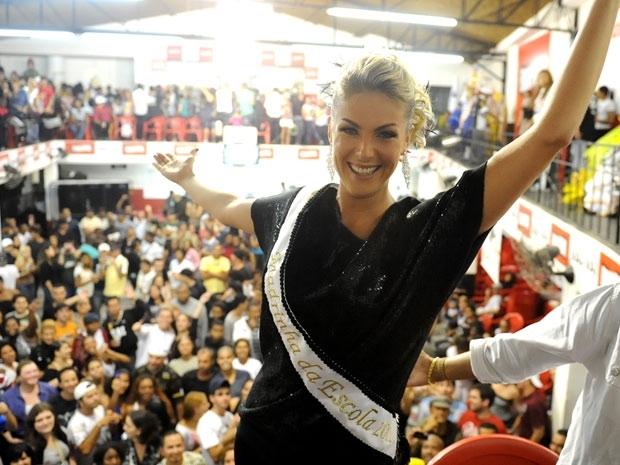 Ana Hickmann festeja ttulo da Vai-Vai na quadra da escola