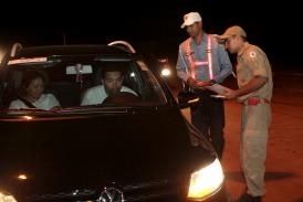 Policiamento especial para o carnaval em barreira montada no acesso ao municpio de Chapada dos Guimares