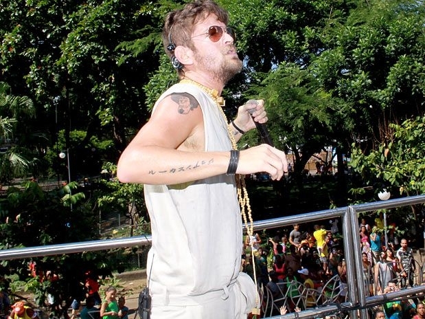 Saulo Fernandes contou com batucada e animou pblico no Campo Grande