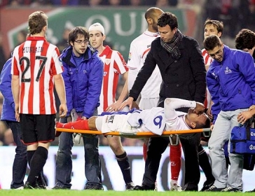Lus Fabiano deixa o campo de maca aos 26min do segundo tempo aps sofrer leso