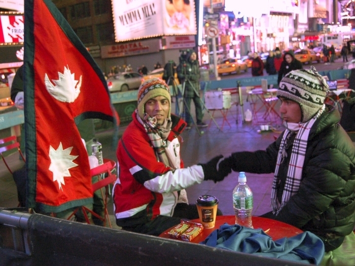 Rohit Timilsina (esq.) enfrenta temperaturas abaixo de zero para quebrar o recorde mundial de aperto de mo